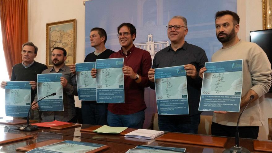 Portavoces de los grupos municipales y de la Plataforma Ferroviaria con el cartel de la movilización. | J. L. Fernández