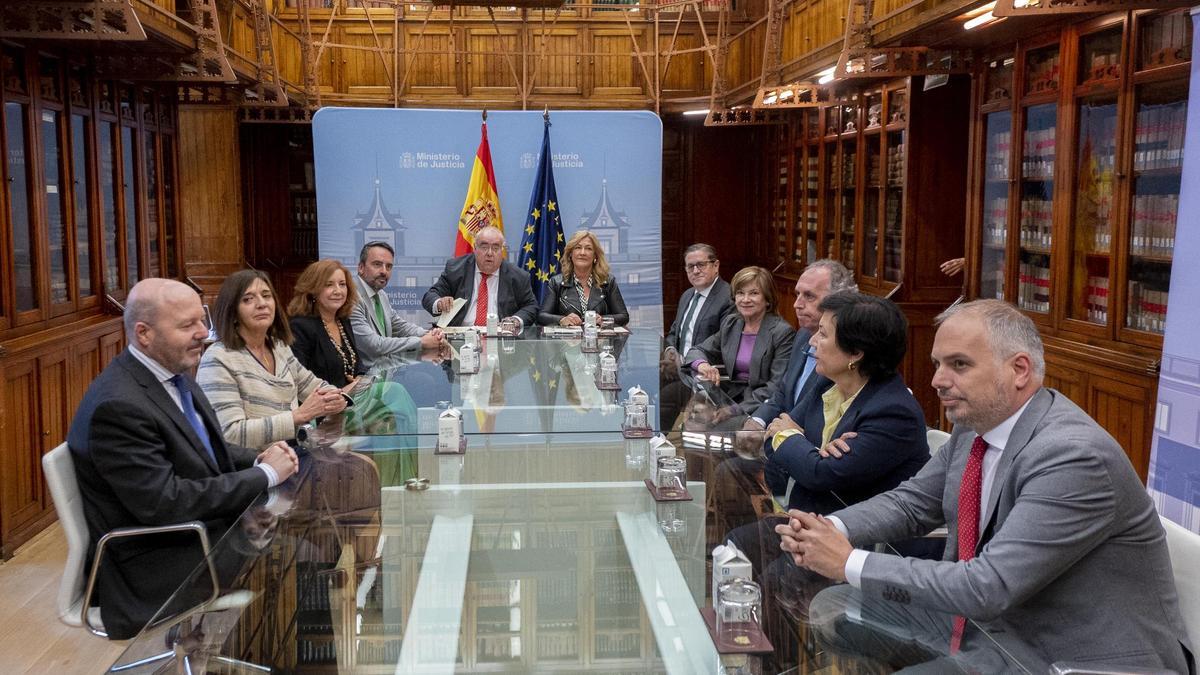 El secretario de Estado de Justicia, Tontxu Rodríguez y la secretaria de estado de Función Pública, Lidia Sánchez, presiden una reunión del CGPJ del pasado mes de mayo.