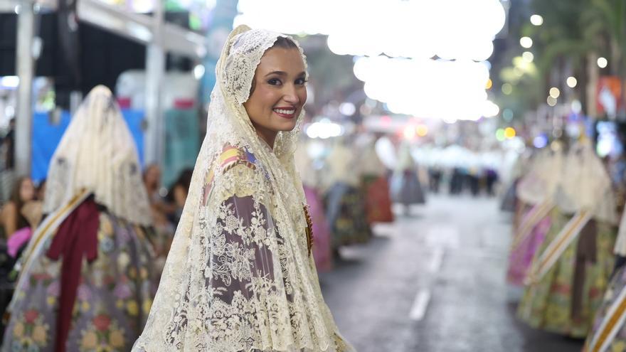 Segundo día de Ofrenda... y un detalle de cortesía de las 26 falleras con los alicantinos