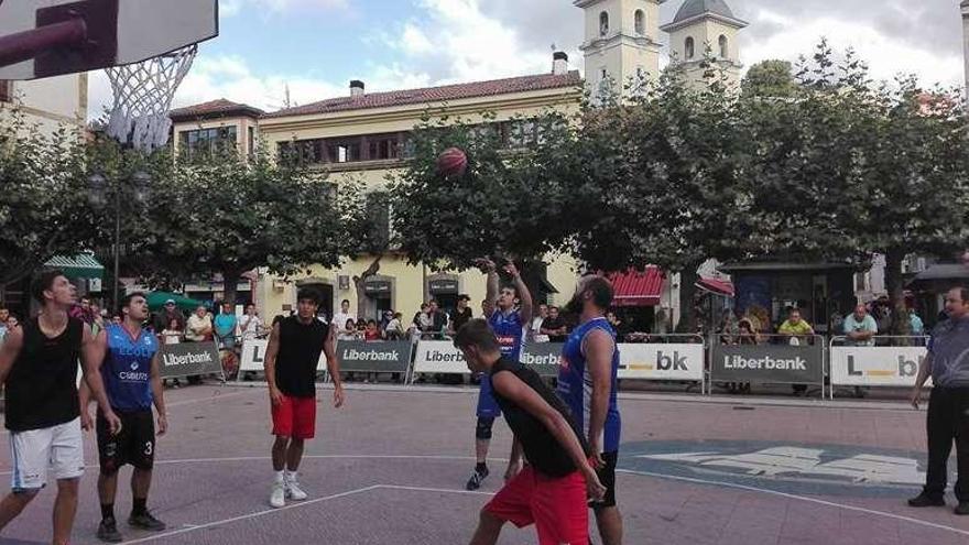 El torneo de baloncesto en la plaza Nueva.