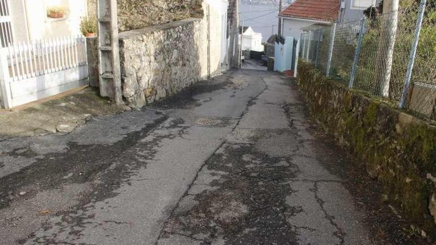 Estado del vial de Tirán, entre el centro cultural y la iglesia. // S.A.