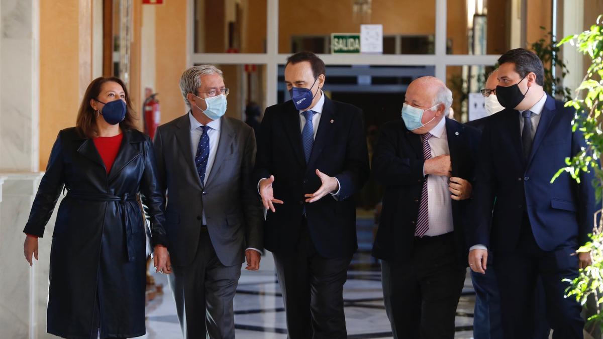 La consejera de Agricultura, Carmen Crespo; el de Transformación Económica y Universidad, Rogelio Velasco, y el de Salud y Familias, Jesús Aguirre, junto al rector de la UCO, José Carlos Gómez Villamandos, y el alcalde de Córdoba, antes de la firma del convenio con la Universidad de Córdoba para la creación de un Centro Andaluz de Investigación en Zoonosis y de Vigilancia de Enfermedades Emergentes.