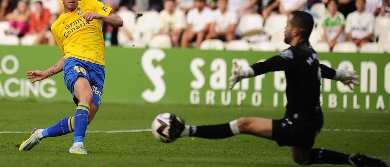 Marc Cardona dispara ante el guardameta del Racing, Miquel Parera, en su único tiro a portería el pasado domingo en el choque liguero disputado en El Sardinero. | | LOF