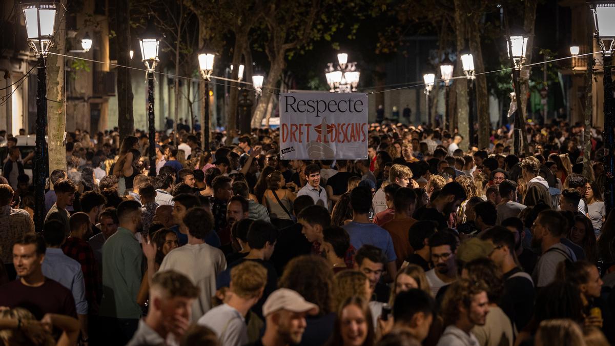 Concentración de personas en el paseo del Born, la noche del viernes