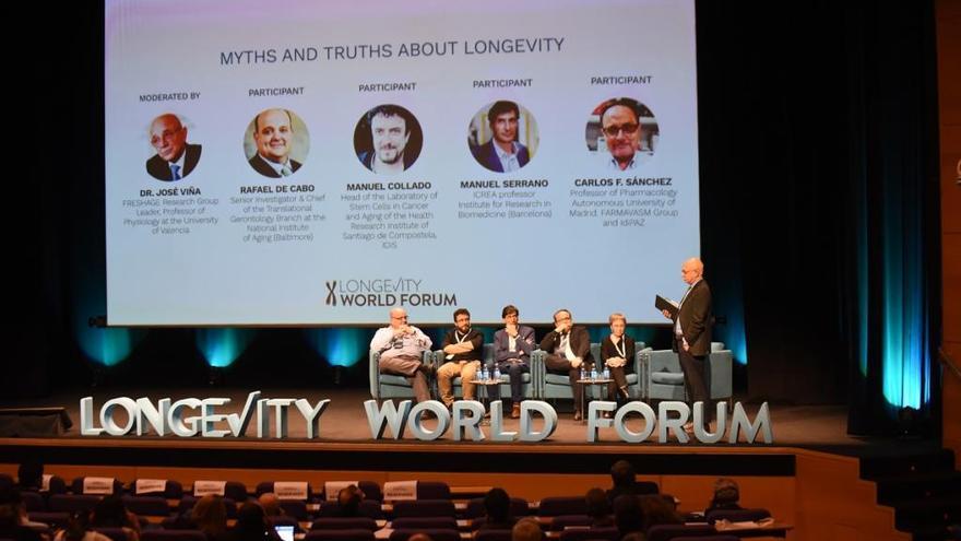 Los intervinientes en la mesa sobre Mitos y Verdades en el Longevity World Forum.