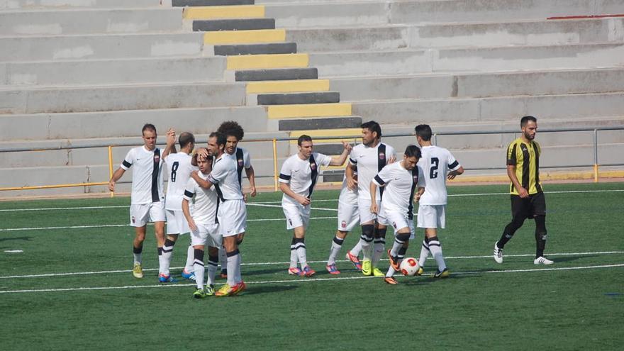 El Eldense celebra un gol en Paterna en la temporada 2013-14.