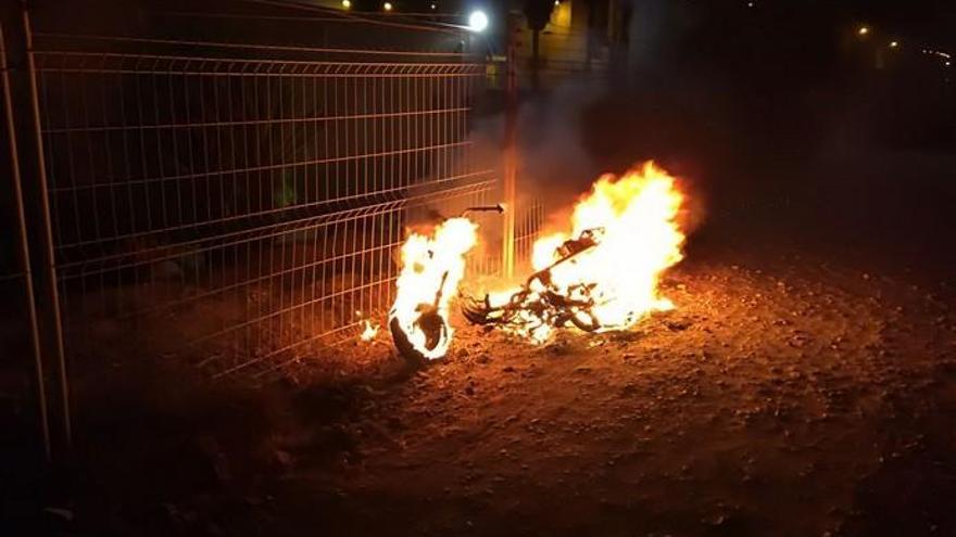 Incendio de una motocicleta en la calle Alférez Provisional