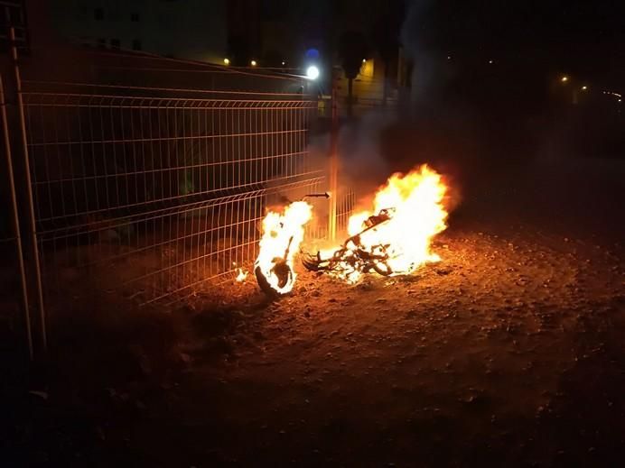 Incendio de una motocicleta en la calle Alférez Provisional