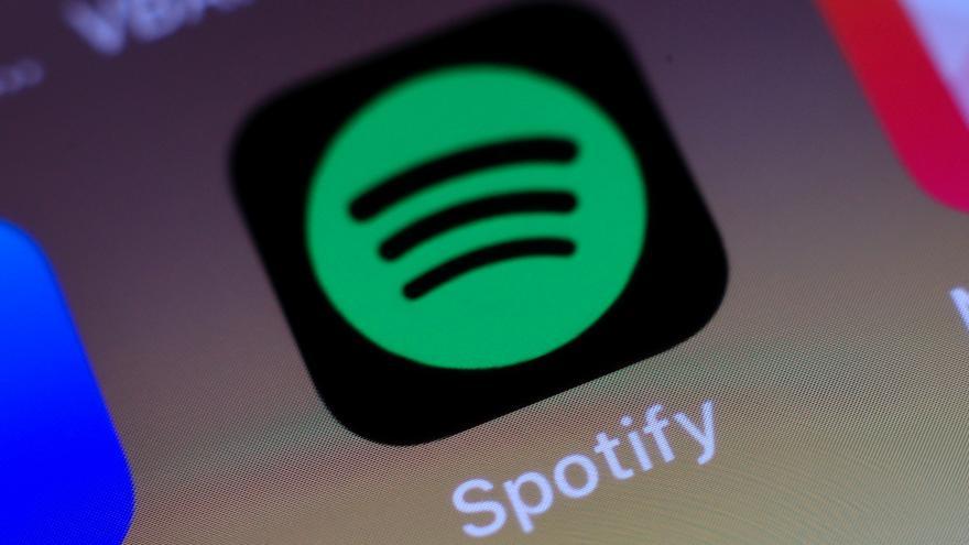 Spotify avisará sobre programas que aborden la covid, ante la ola de críticas.