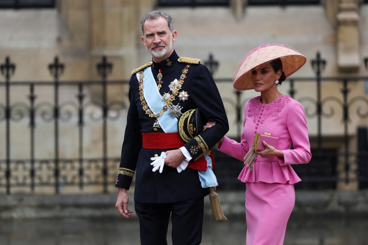 El rey Felipe VI y la reina Letizia de España llegan para asistir a la ceremonia de coronación del rey Carlos y la reina Camila de Gran Bretaña en la Abadía de Westminster, en Londres, Gran Bretaña, el 6 de mayo de 2023. REUTERS/Henry Nicholls
