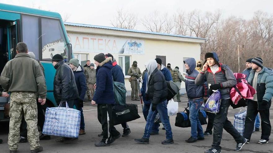 Prisioneros en manos de los separatistas de Lugansk suben a un autobús durante el intercambio.