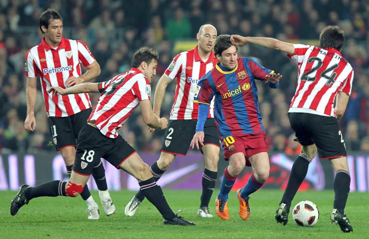 El delantero argentino del FC Barcelona Lionel Messi (2d) conduce el balón presionado por los jugadores del Athletic de Bilbao Igor Gabilondo, Carlos Gurpegui, Gorka Toquero y Javi Martínez en la temporada 2010/2011.