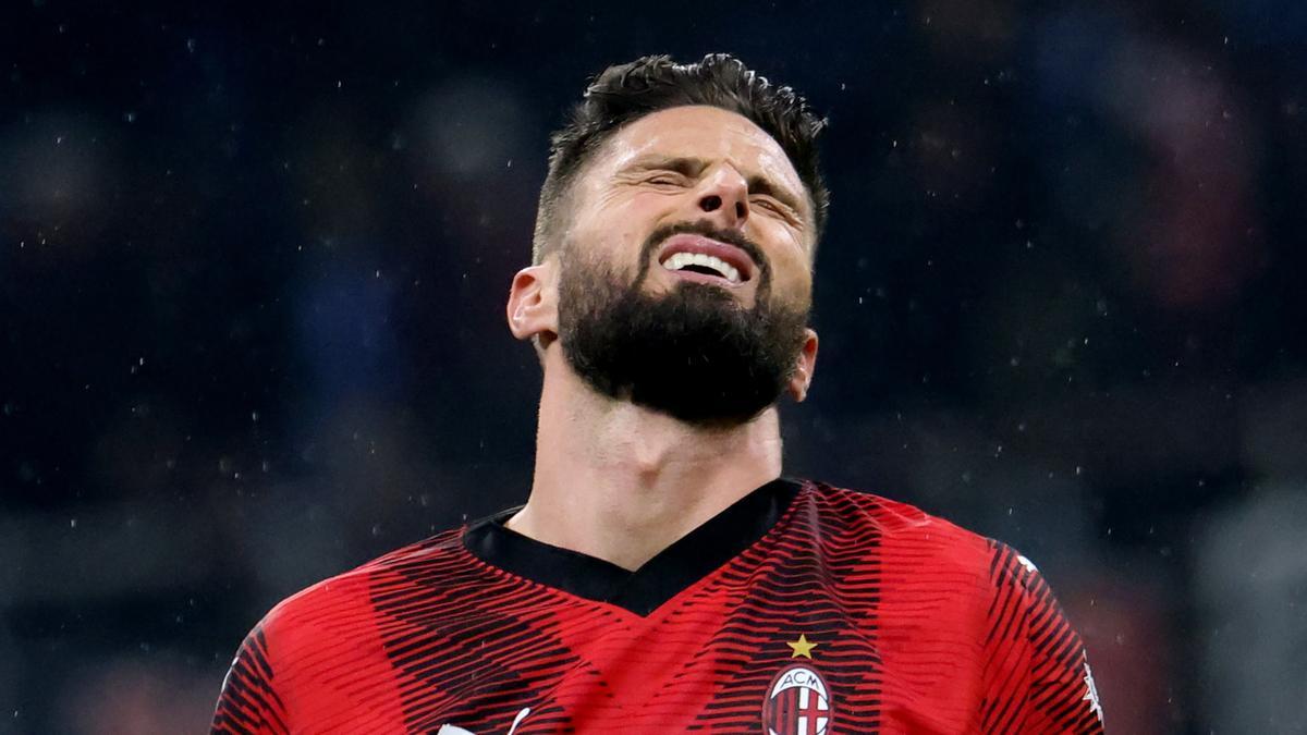 Giroud se lamenta durante una acción del Milan - Atalanta