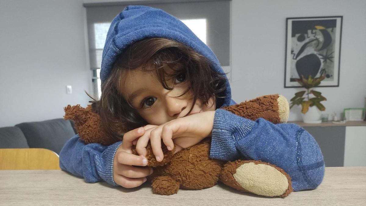 Alaya con su peluche Mosca