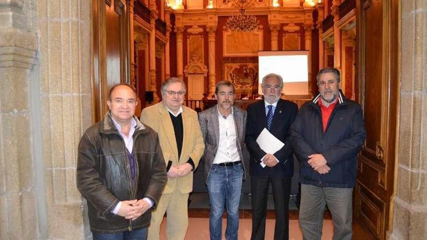 Miguel Ángel Santalices, con miembros del centro. // FdV