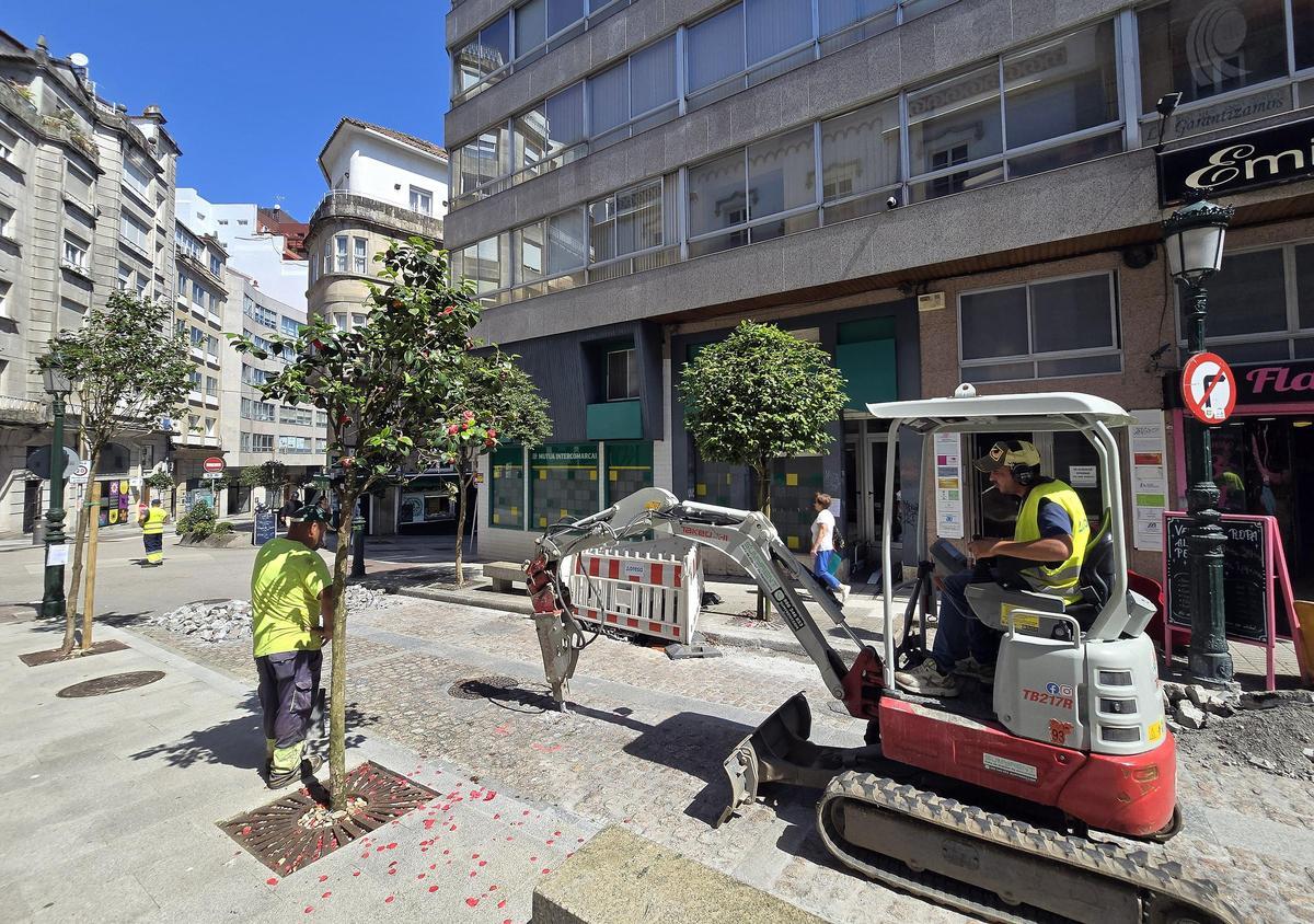 Trabajos para eliminar los adoquines en la calle Doctor Cadaval de Vigo