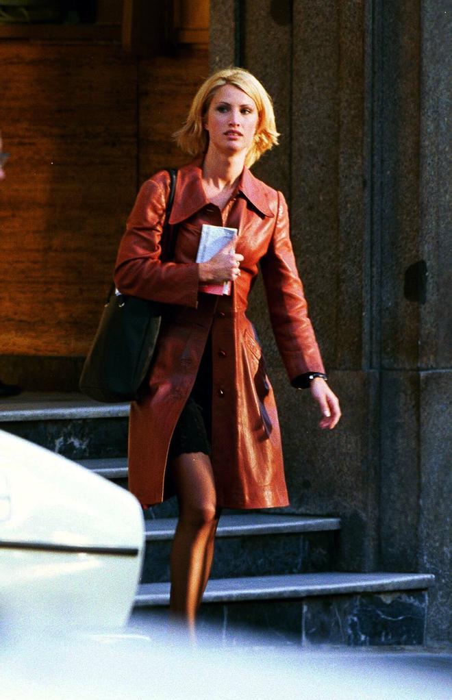 La modelo Eva Sannum paseando por Madrid en 1996