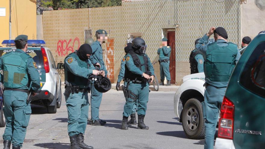 Los guardias civiles, a las puertas de la planta baja del Port de Sagunt. Foto: Daniel Tortajada