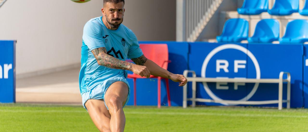 Dioni centro el balón en un entrenamiento en el Estadi Balear.