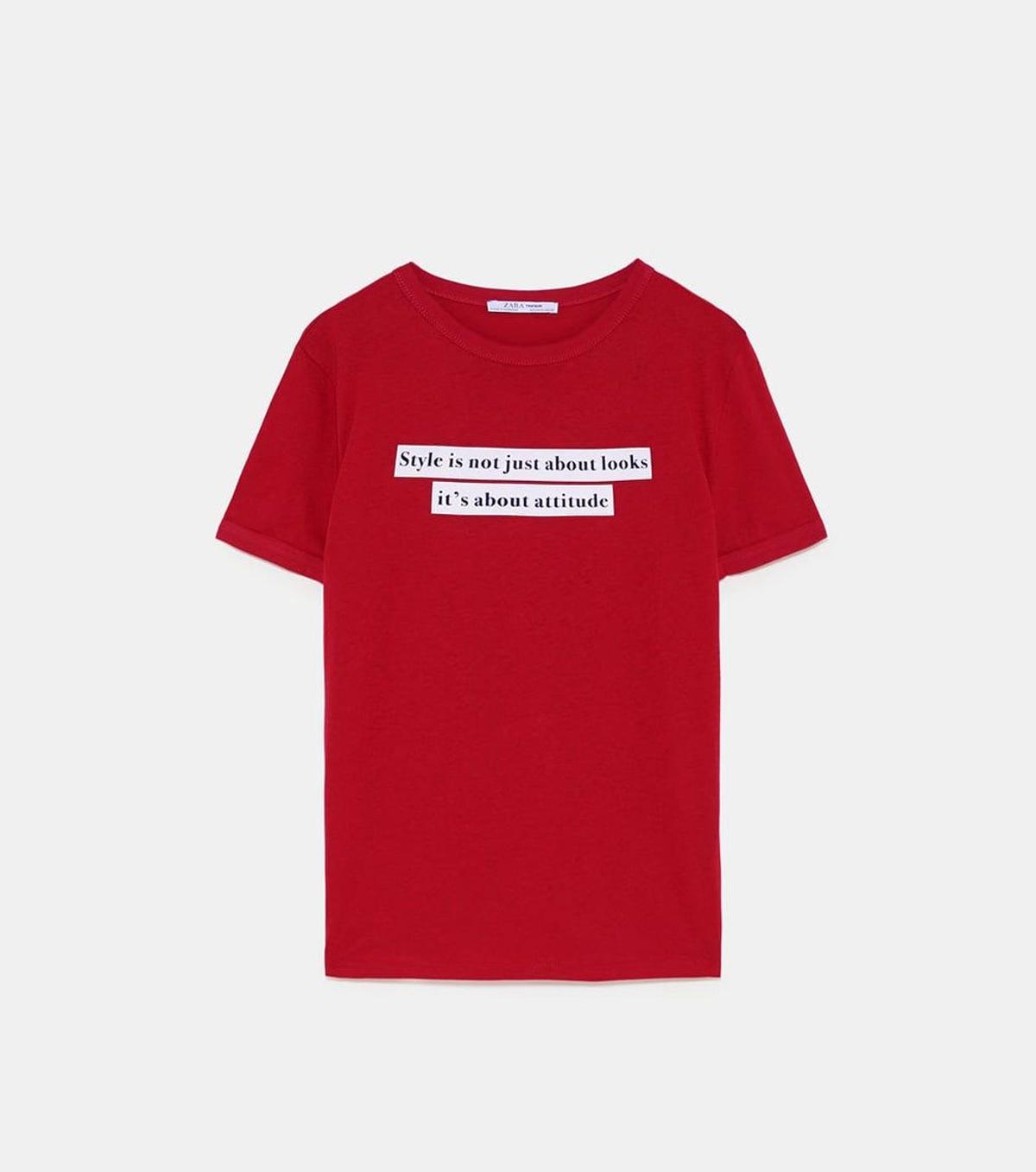 Camiseta roja con mensaje de Zara