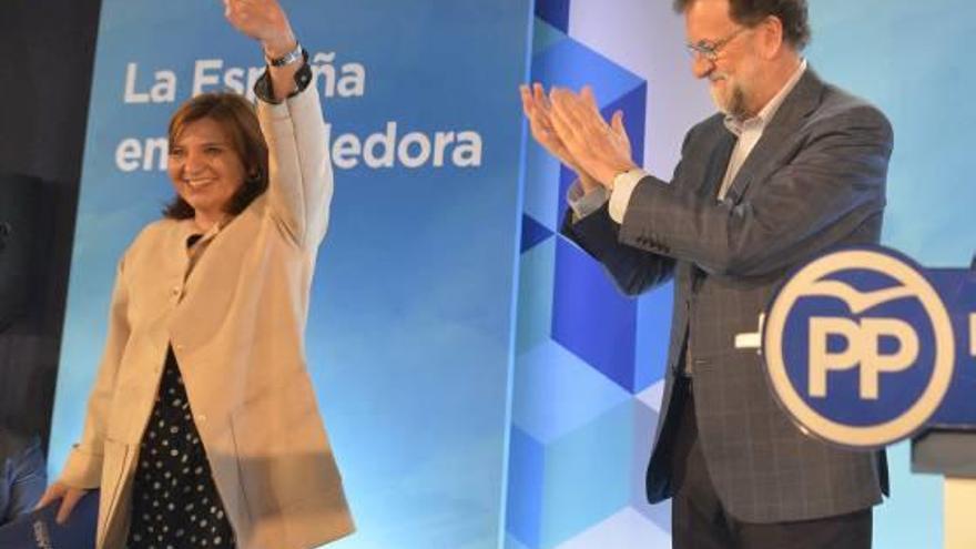 El presidente del Gobierno aplaude a Isabel Bonig el pasado sábado en el acto de Elche.