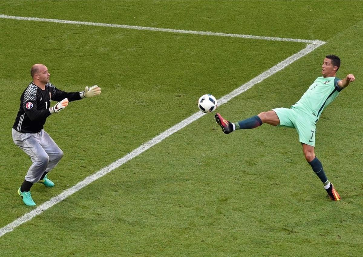 Cristiano Ronaldo en acción ante el portero Gabor Kiraly durante el partido  entre Hungría y Portugal. 