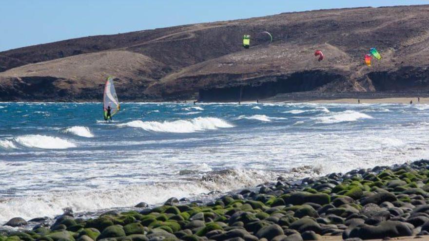 Rescatan a un hombre de 58 años a punto de ahogarse en la playa de Vargas