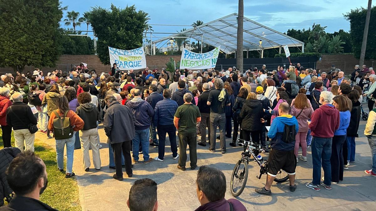 Nueva protesta contra el cierre parcial del Parque del Oeste en Málaga por el Festival de las Linternas