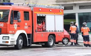 Los bomberos de Vigo rescatan a una mujer en silla de ruedas de un incendio en Teis