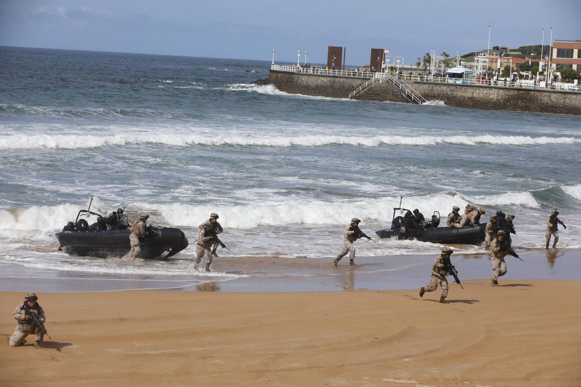 EN IMÁGENES: Así se ensaya el desembarco en la playa de San Lorenzo de Gijón