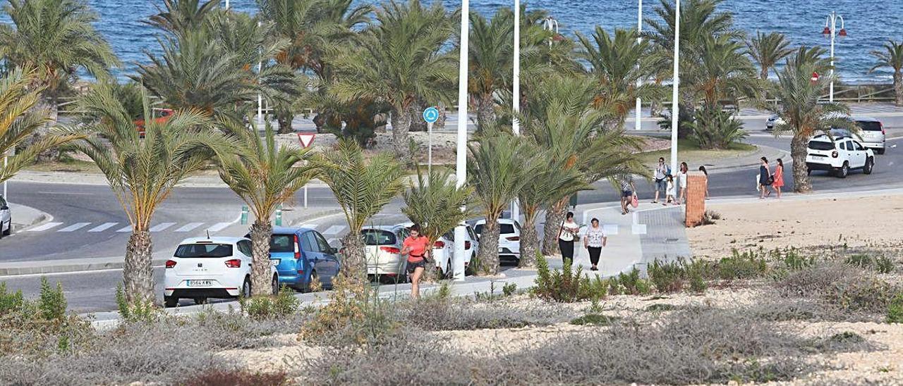 Una de las zonas verdes donde se garantizará la rotación del estacionamiento, limitado a cuatro horas en las principales avenidas del sur de Arenales del Sol.