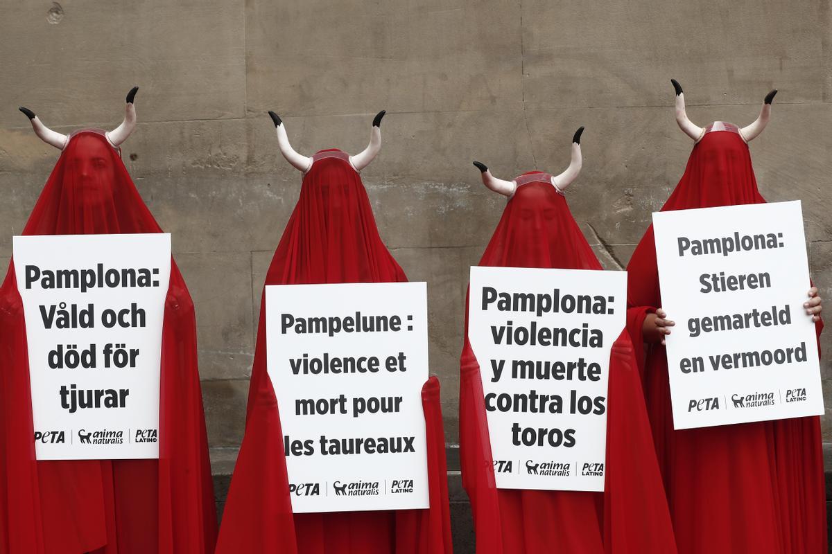 Miembros de los colectivos AnimaNaturalis y PETA han denunciado en Pamplona el maltrato animal durante los Sanfermines.