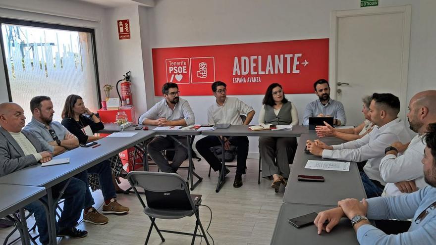 Un momento de la reunión celebrada por el Grupo Socialista en el Cabildo con los 15 alcaldes y alcaldesas de la Isla.
