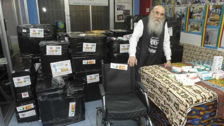 Guillermo Fernández-Obanza, con el material que llevarán a Senegal.