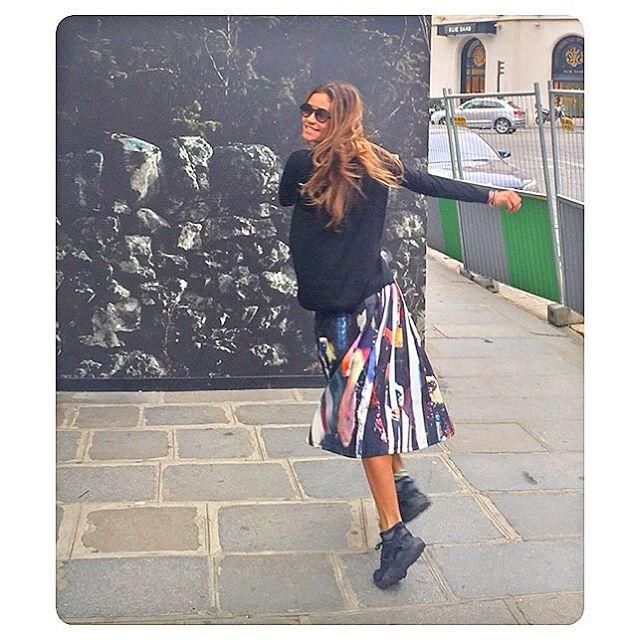 Marina Peñate con falda y sneakers