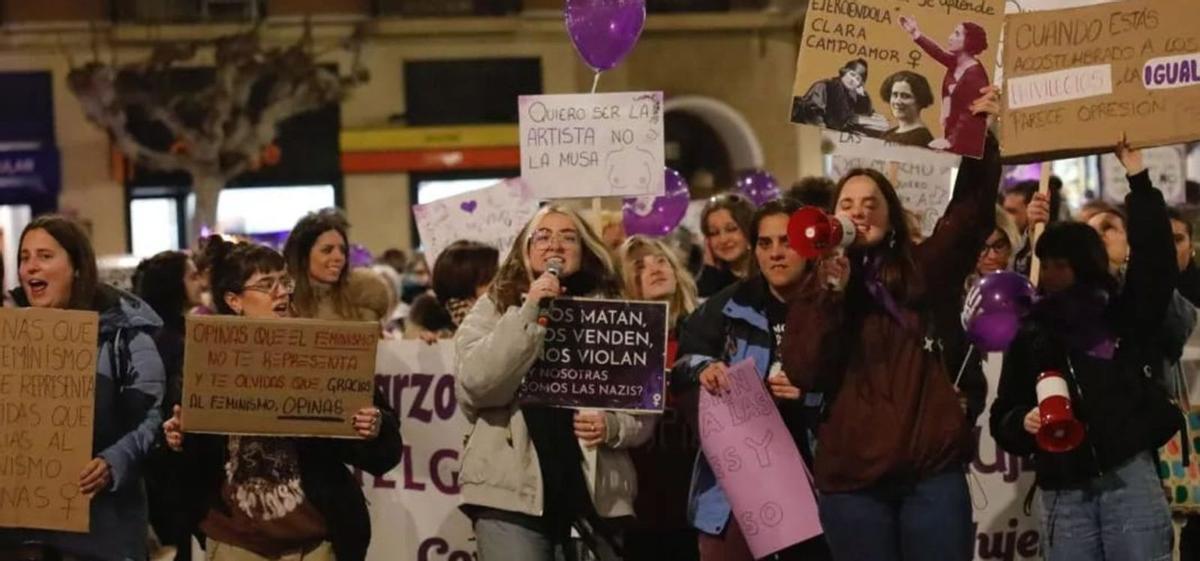 Las calles de Ejea de los Caballeros se tiñeron  de morado un año más para reivindicar por la igualdad social, política y laboral de las mujeres. 