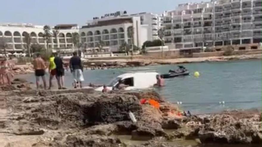 Una furgoneta cae al mar mientras descargaba una moto de agua en Ibiza
