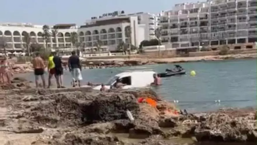 Una furgoneta cae al mar mientras descargaba una moto de agua en Ibiza
