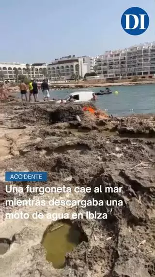 Una furgoneta cae al mar mientras descargaba una moto de agua en Ibiza