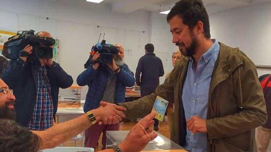 Antón Gómez-Reino, ayer, al votar en el centro cívico de la Ciudad Vieja.