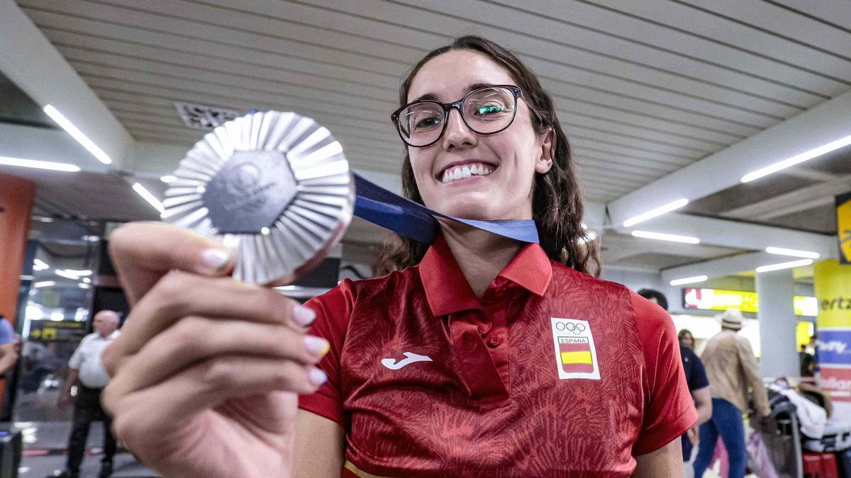 Juana enseña la medalla de plata que conquistó en los Juegos Olímpicos de París a su llegada a Son Sant Joan.