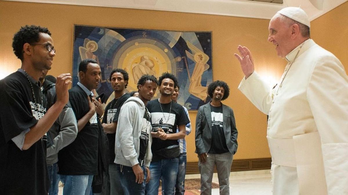 El Papa Francisco recibe a los inmigrantes supervivientes de un naufragio en la isla de Lampedusa en el Vaticano el 1 de octubre de 2014.