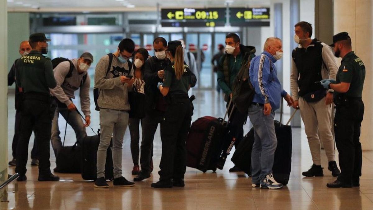 Aparecen más casos de ómicron en Europa y España refuerza el control aeroportuario