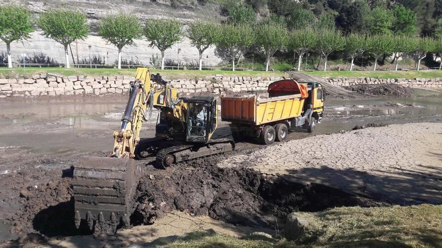 Màquines treballant en la retirada dels fangs del llac de Navarcles