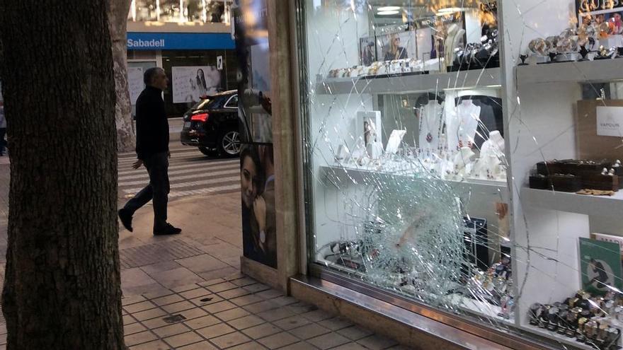 Roban en una joyería de Dénia tras romper el escaparate con una tapa de alcantarilla