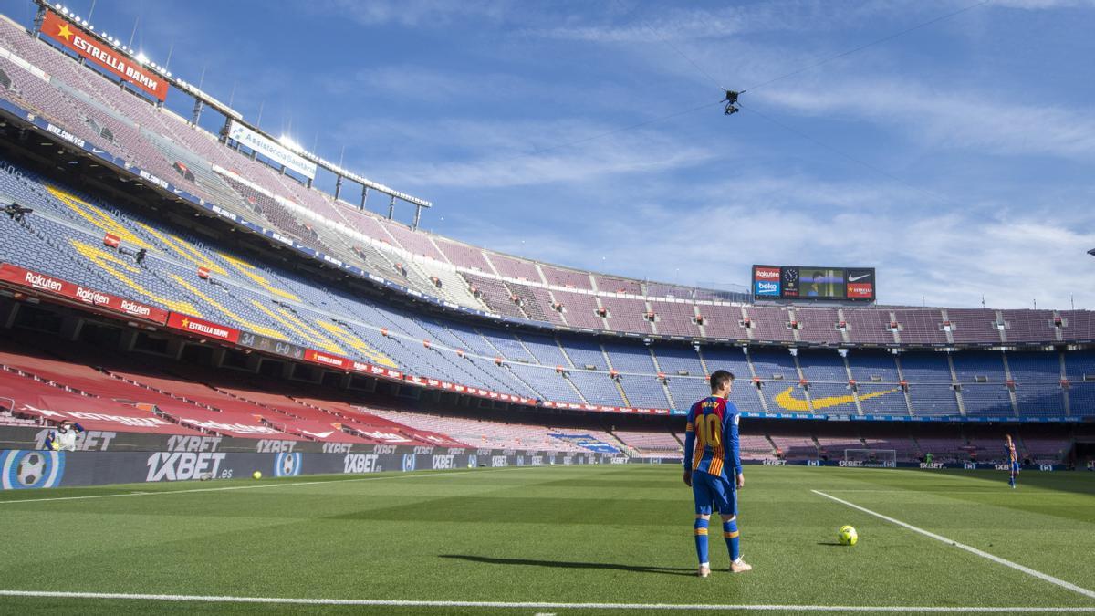 Messi se dispone a lanzar una falta en un Camp Nou completamente vacío.