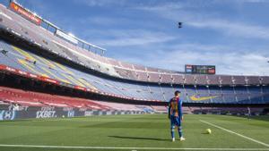 Messi se dispone a lanzar una falta en un Camp Nou completamente vacío.