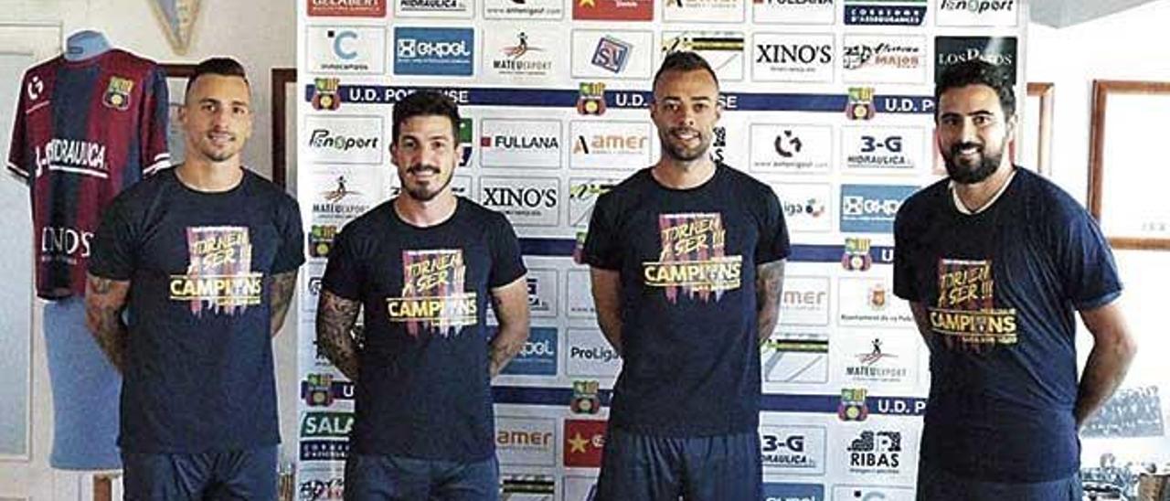 Los jugadores del Poblense posan con la camiseta de &#039;Campeones de Tercera&#039;.
