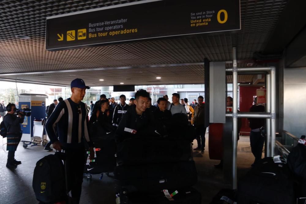 El equipo de fútbol de Wuhan aterriza en Málaga