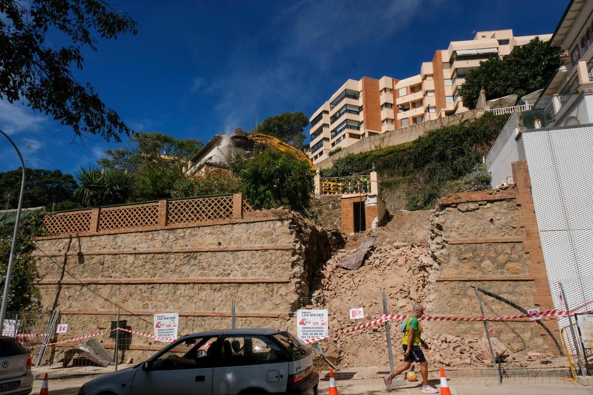 Ya se ha destruido parte del muro y de la fachada de la villa